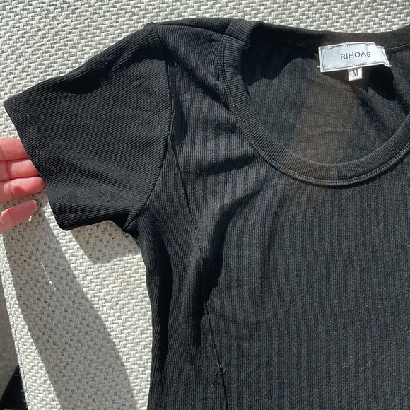 Black t shirt ! Great combo with every outfit. - Picture 2 of 4